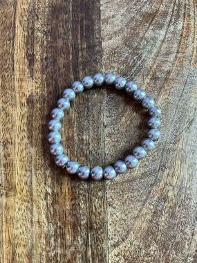 NWOT FREE W/ ANY PURCHASE Iridescent Gray Pearl Stretch Bracelet